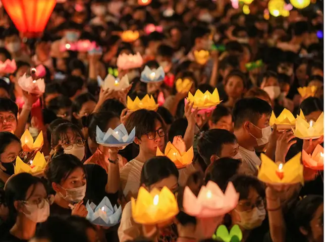 Thả Đèn Hoa Đăng Lễ Phật Đản