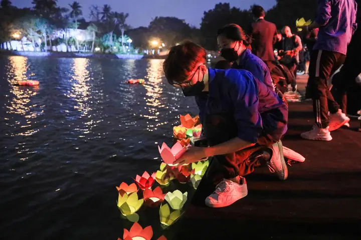 Thả Đèn Hoa Đăng Ở Hà Nội