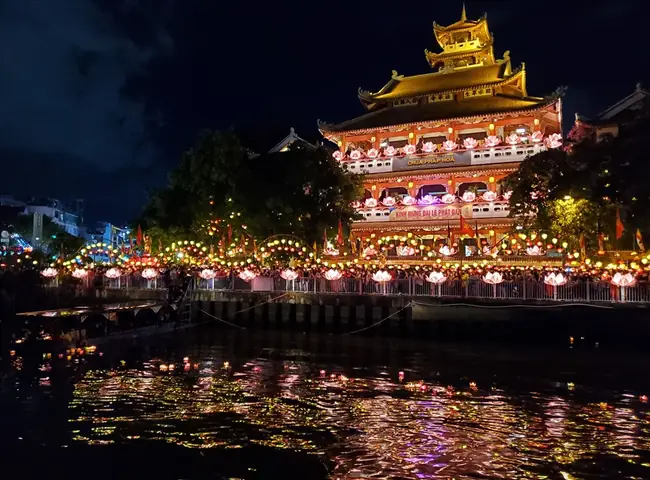 Thả Đèn Hoa Đăng Ở Tphcm