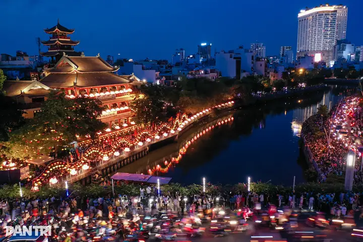 Thả Đèn Hoa Đăng Ở Tphcm