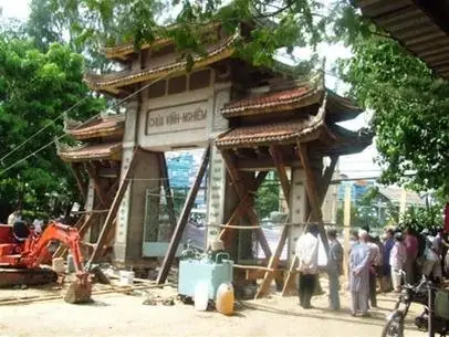 Thần Đèn Dời Cổng Chùa Vĩnh Nghiêm