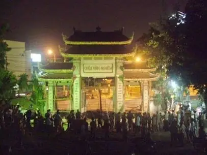 Thần Đèn Dời Cổng Chùa Vĩnh Nghiêm