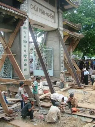 Thần Đèn Dời Cổng Chùa Vĩnh Nghiêm