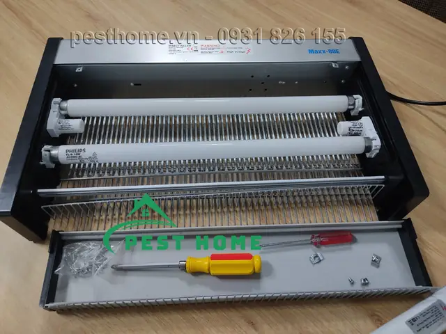 Thay Bóng Đèn Bắt Muỗi
