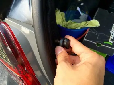 Thay Bóng Đèn Hậu Ô Tô