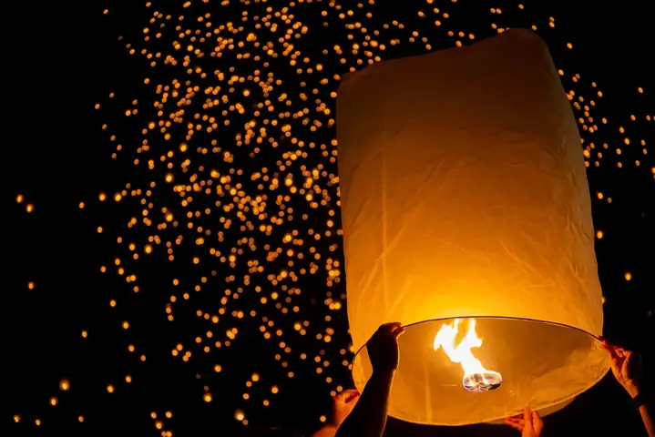 Vẽ Lễ Hội Thả Đèn Trời