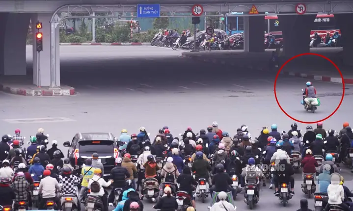 Phạm Giao Thông Vượt Đèn Đỏ