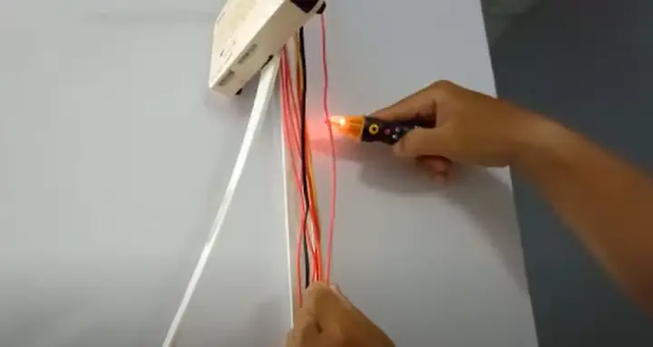 Vỏ Đui Đèn Có Cách Điện Không