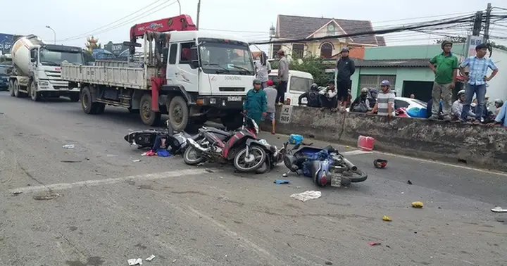 Vụ Xe Container Đâm Người Dừng Đèn Đỏ