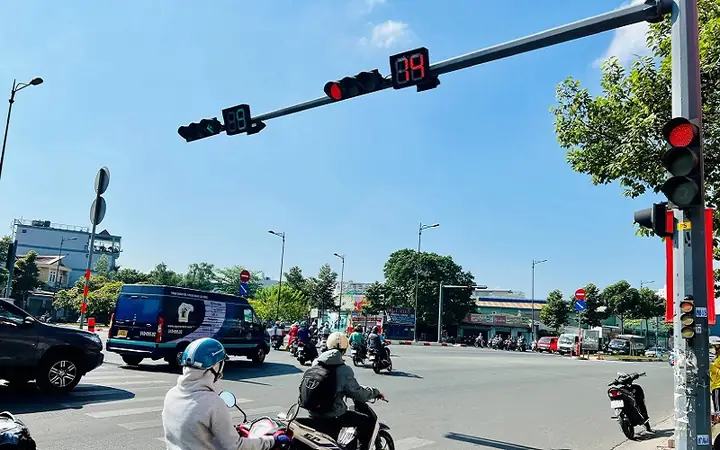Vượt Đèn Đỏ Không Bằng Lái Xe Phạt Bao Nhiêu