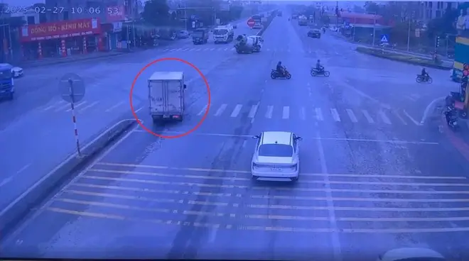 Xe Tải Vượt Đèn Đỏ